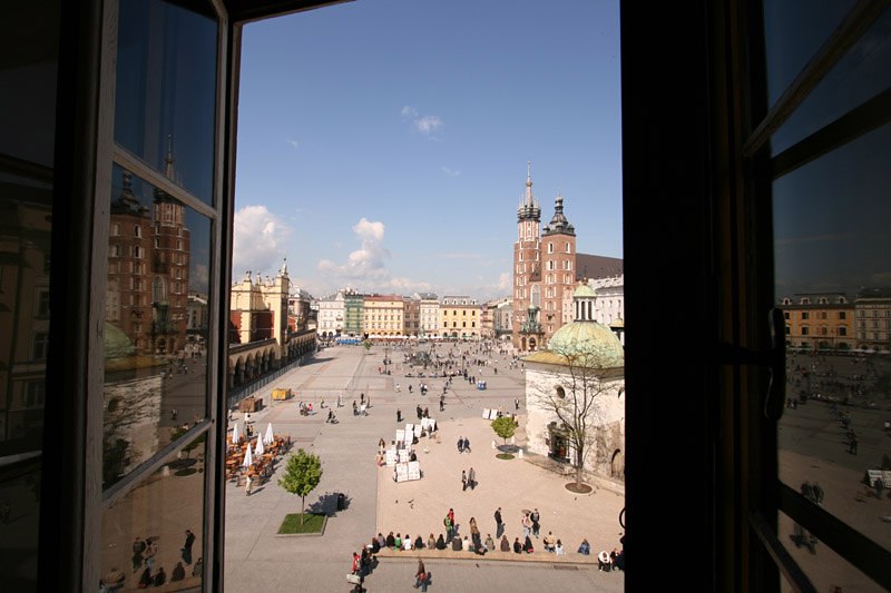 widok z okna na rynek Krakowa, przechodniów isukiennice