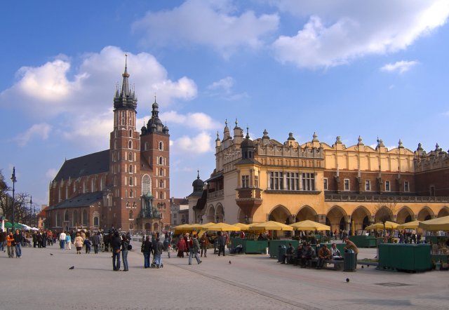 piękny widok na starówkę Krakowa, knajpki, sukiennice, i przechodniów, turystów
