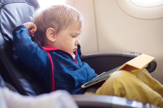 dziecko na pokładzie samolotu