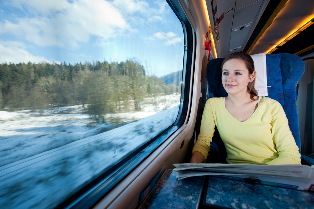 pasażerka, podróże pociągiem, miejsce przy oknie